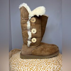 UGG boots. 3 buttons up the side. Furry on the inside. WORN. Size 8. Comfy